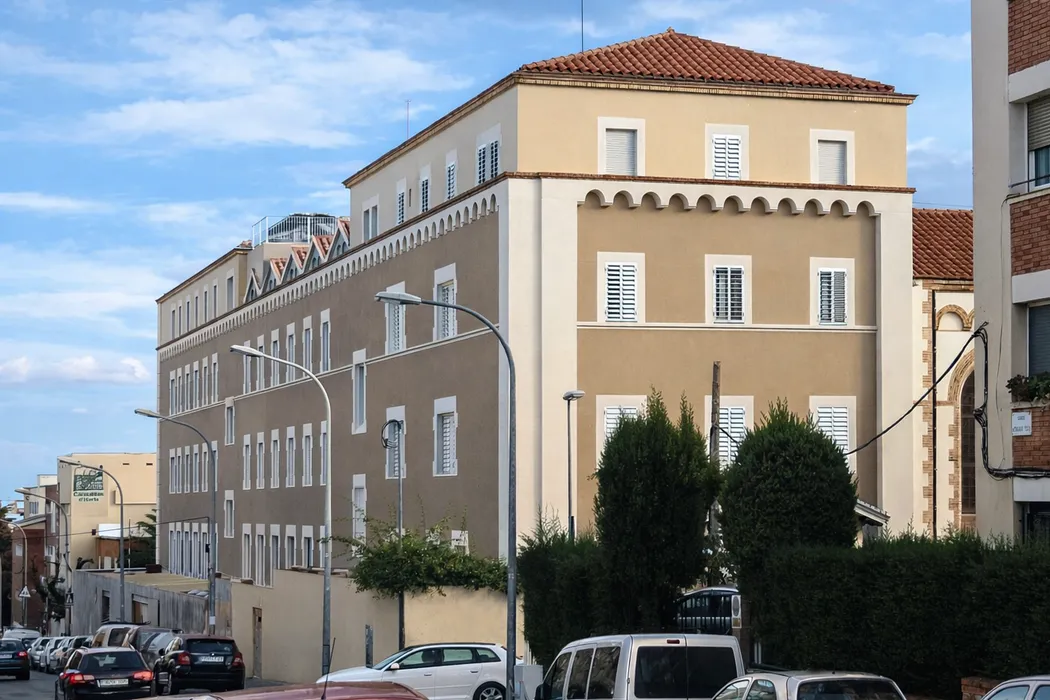 Cover for Centre Residencial Dovela